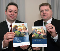 Gerhard Brinkmann (l.) und Joachim Schnieders mit der Kirchensteuerbroschüre 2010, Bild: Bistum Osnabrück