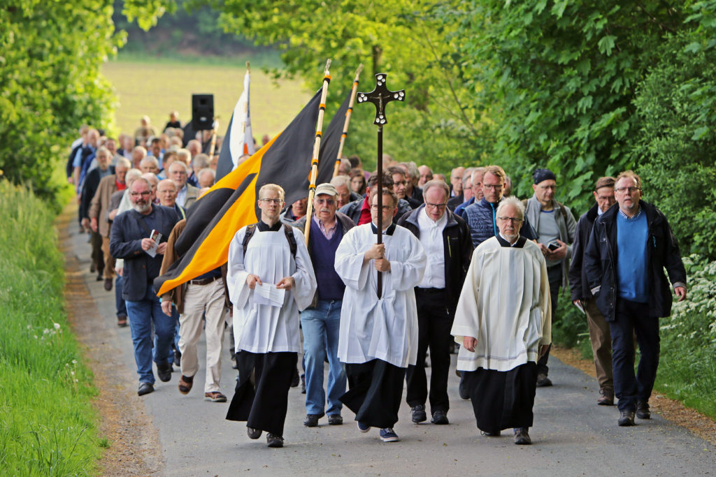 Pilger bei Wallfahrt nach Rulle