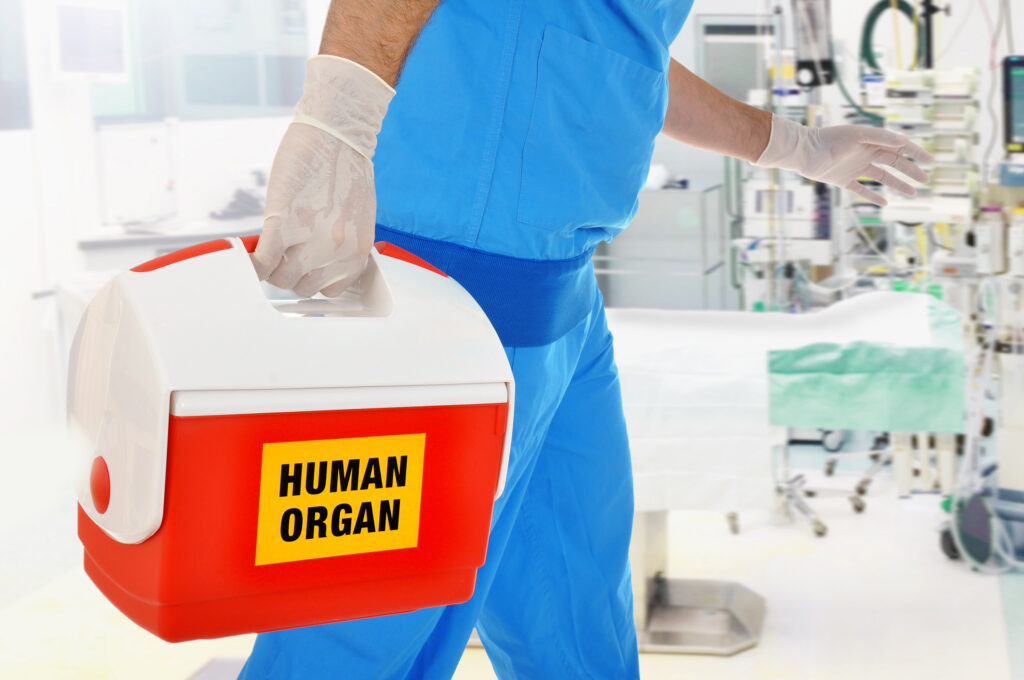Arzt mit Organspende-Koffer