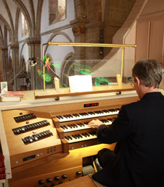 Dominique Sauer an der Orgel im Osnabrücker Dom, Bild: kirchenbote.de Dominique Sauer an der Orgel im Osnabrücker Dom, Bild: kirchenbote.de
