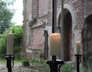 Kerzen, im Hintergrund Klostermauern