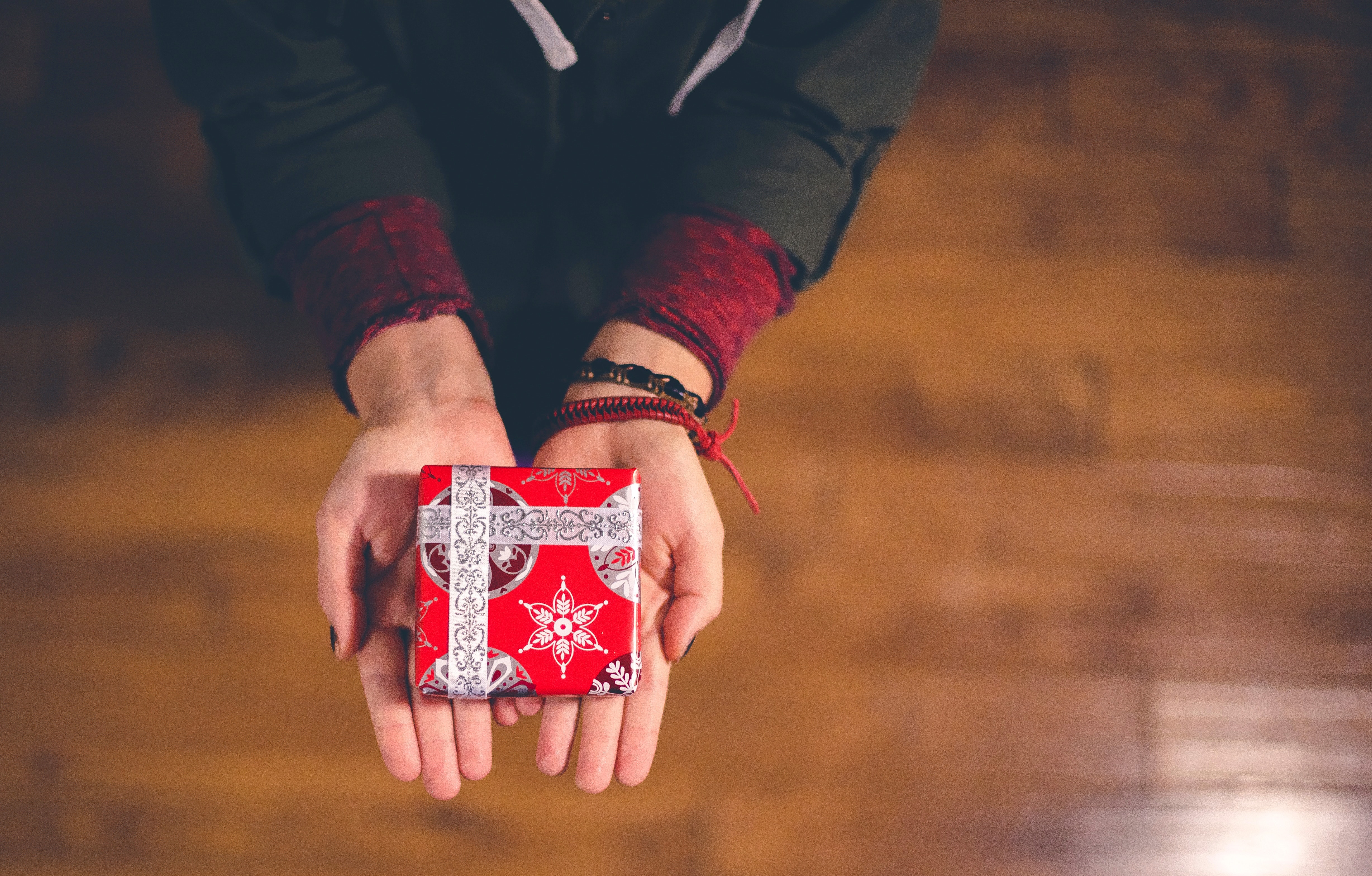 ein Geschenk wird überreicht