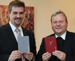 Kirchenmusikdirektor Martin Tigges und Bischof Franz-Josef Bode mit dem neuen Gotteslob (Bild: Bistum Osnabrück)