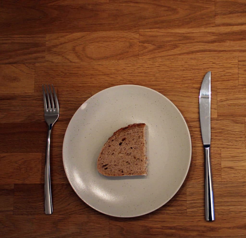 eine Scheibe Brot auf einem Teller