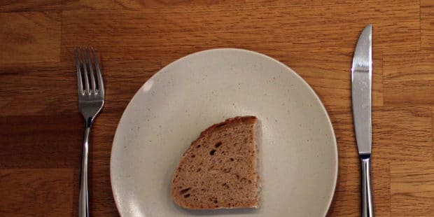 eine Scheibe Brot auf einem Teller