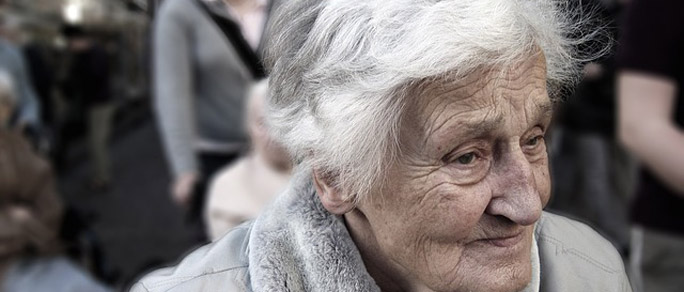 Nahaufnahme einer alten Frau, die skeptisch nach vorne blickt