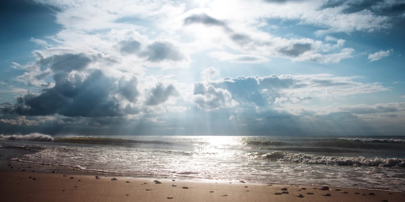 Sonnenstrahlen am Strand