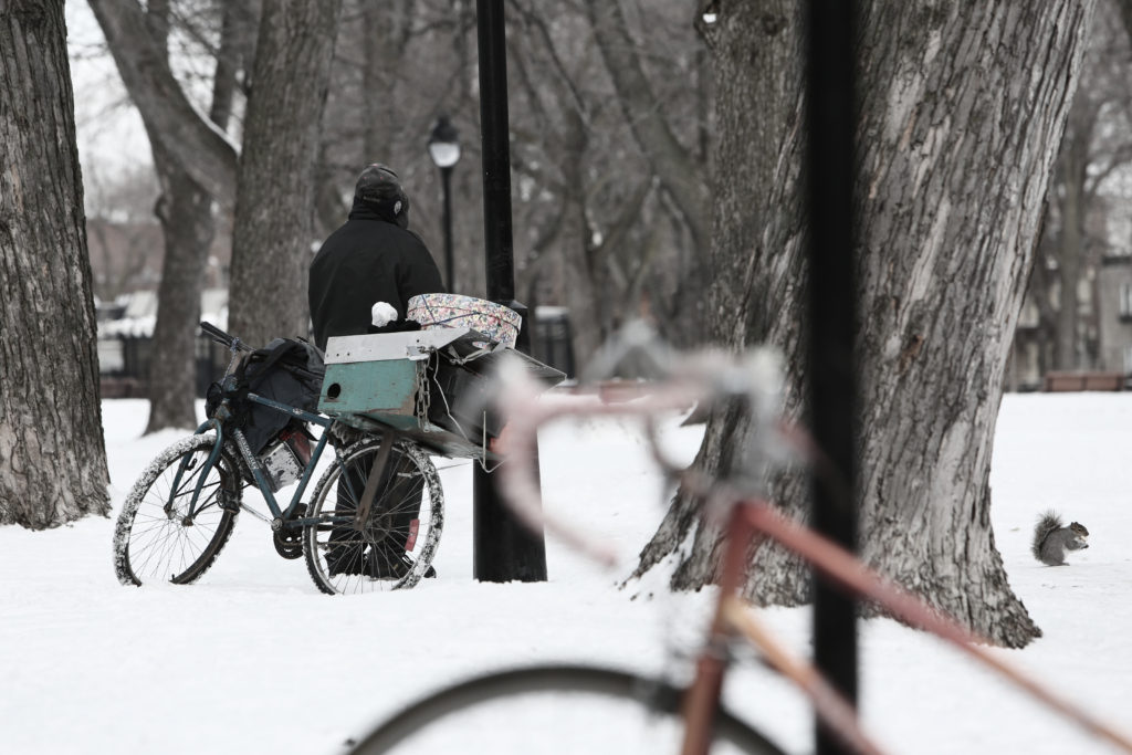 Obdachloser mit Fahrrad in Winterlandschaft