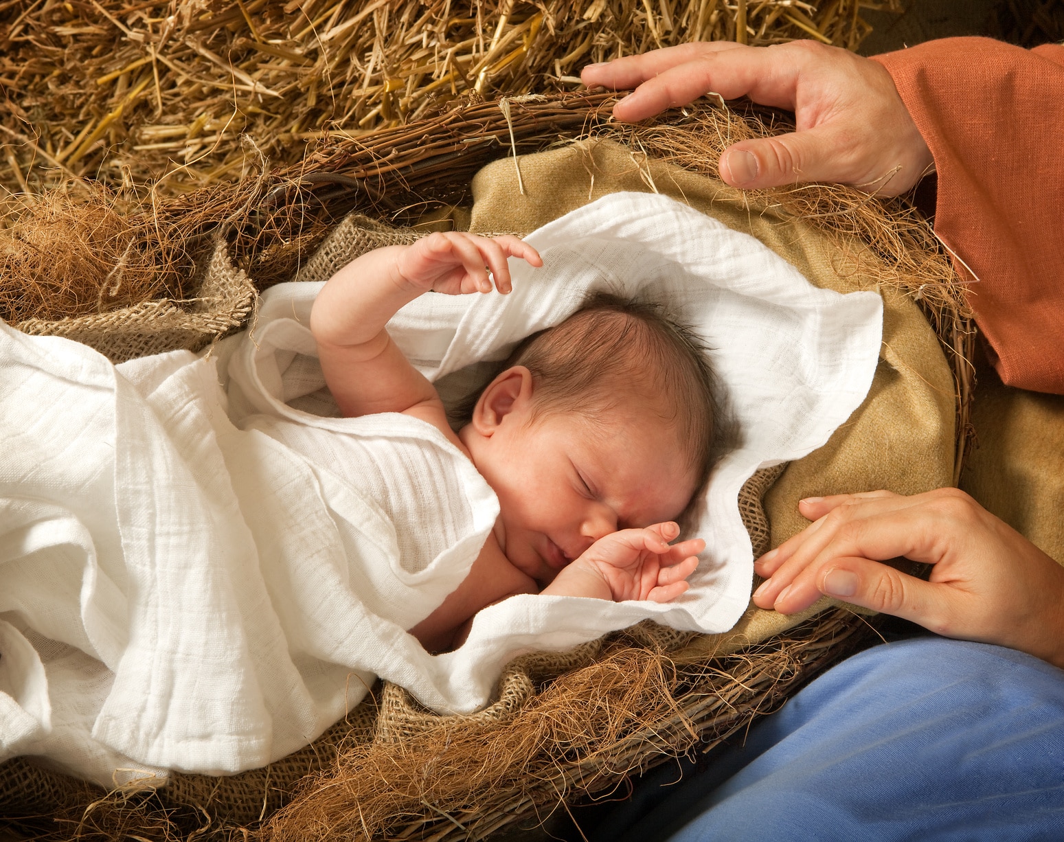 ein Baby liegt in einer Krippe