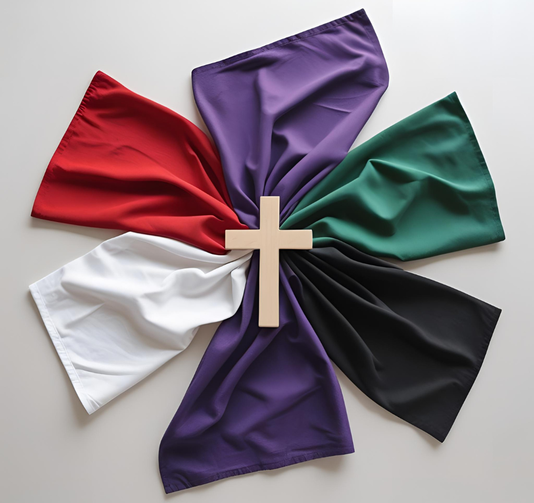 Holzkreuz auf mehreren Stofftüchern in den liturgischen Farben