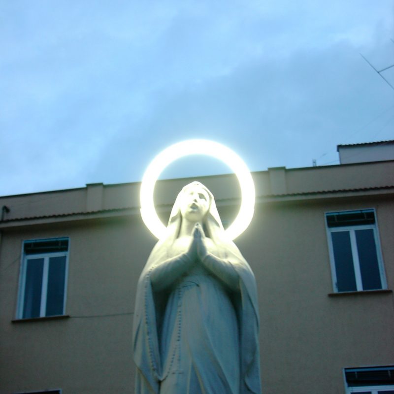 Statue mit Heiligenschein