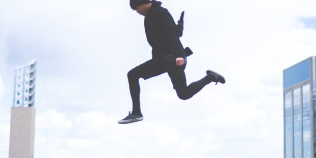 Mann springt in die Luft
