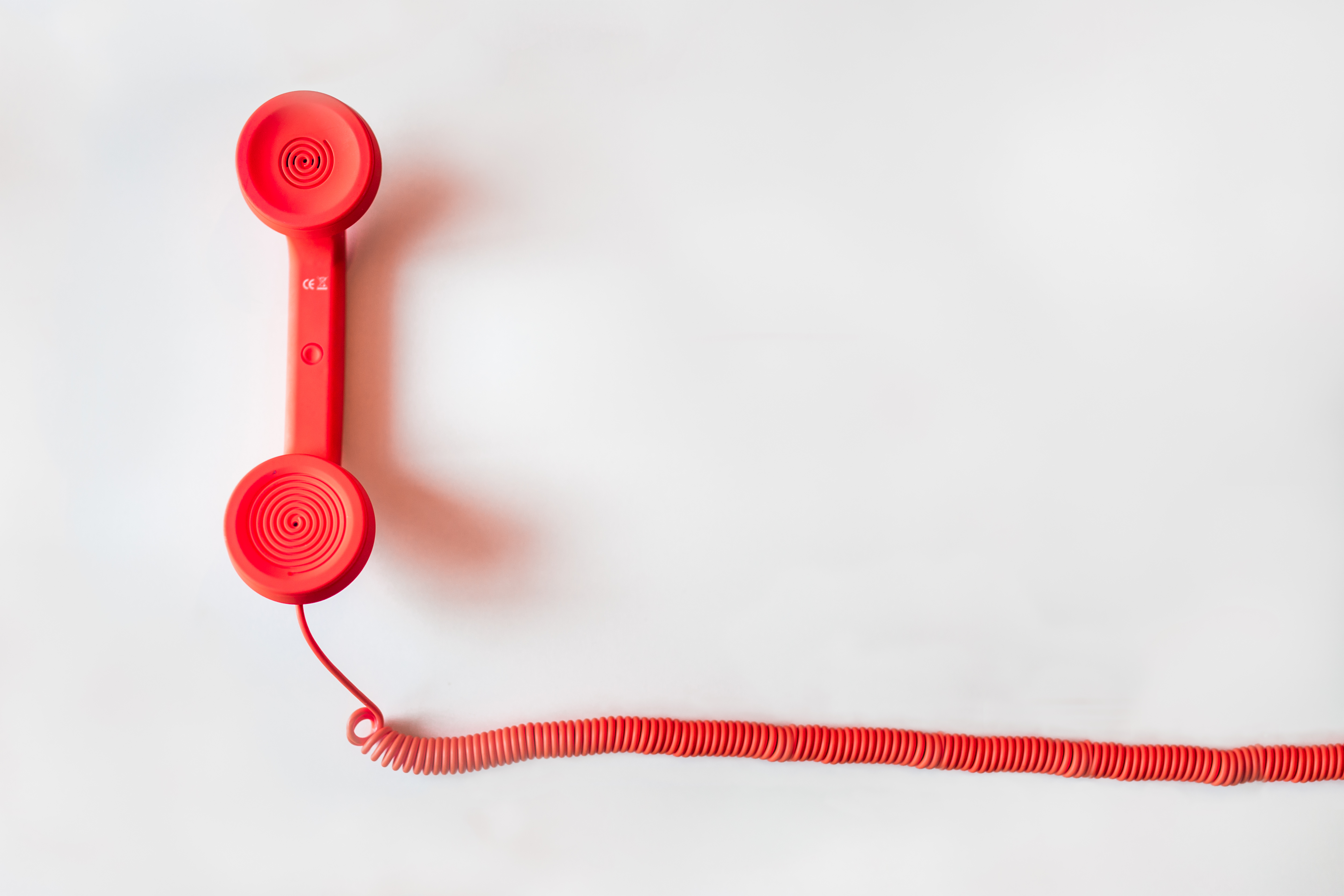 roter Telefonhörer mit Kabel