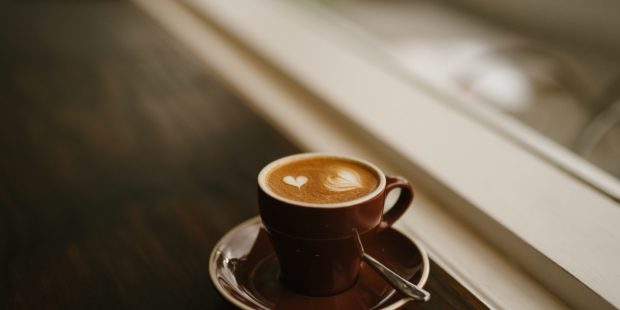 Kaffe mit Herzen auf dem Schaum