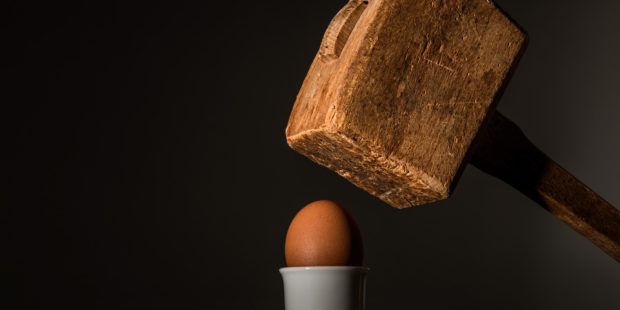 Holzhammer und Ei