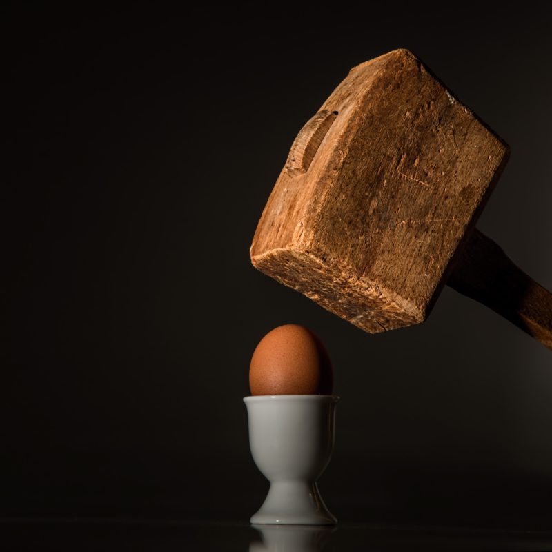 Holzhammer und Ei