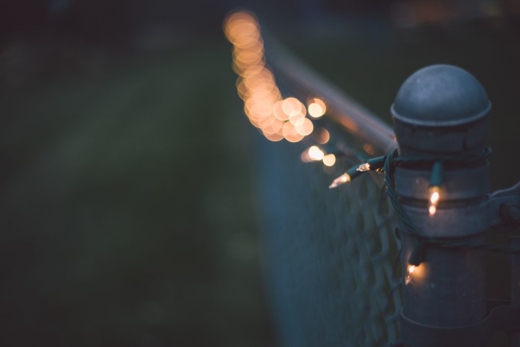Lichterkette am Zaun