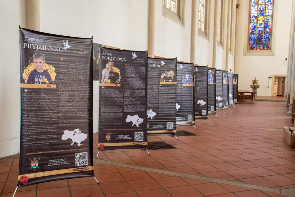 Die Ausstellung "Verlorene Kinder" ist ab dem 4. März im Dom in Osnabrück zu sehen. Das Bild stammt aus Münster, wo die Ausstellung 2025 gezeigt wurde.