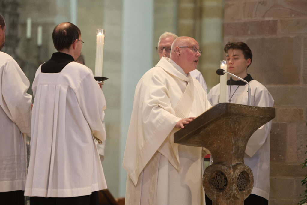 Der Diakon verkündet die Frohe Botschaft - das Evangelium. Hier Diakon Carsten Lehmann im Gedenkgottesdienst für Papst Franziskus im Osnabrücker Dom.