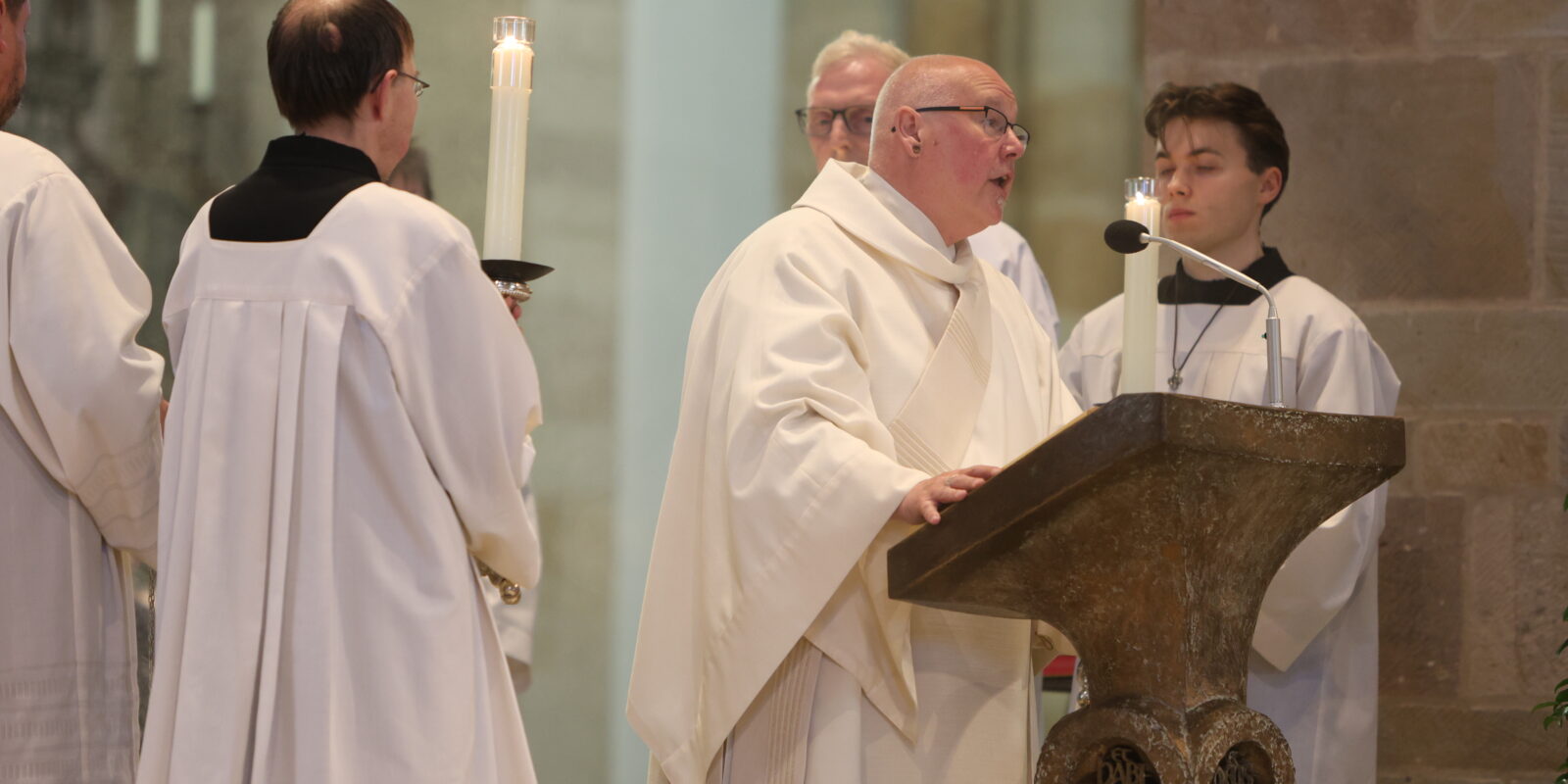 Der Diakon verkündet die Frohe Botschaft - das Evangelium. Hier Diakon Carsten Lehmann im Gedenkgottesdienst für Papst Franziskus im Osnabrücker Dom.