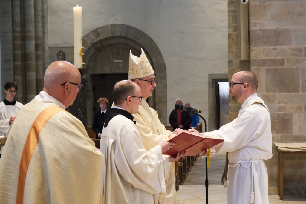 Torsten Pastor (rechts) bei der Weihezeremonie mit Bischof Dominicus Meier OSB. Von links Diakon Carsten Lehmann und Domzeremoniar Martin Rohner.