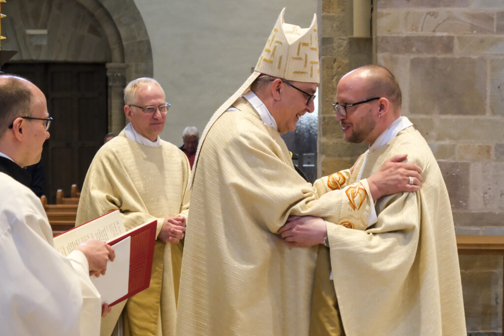 Bischof Dominicus Meier OSB beglückwünscht den Neupriester Torsten Pastor. Dabei von links Domzeremoniar Martin Rohner und Regens Dirk Meyer.
