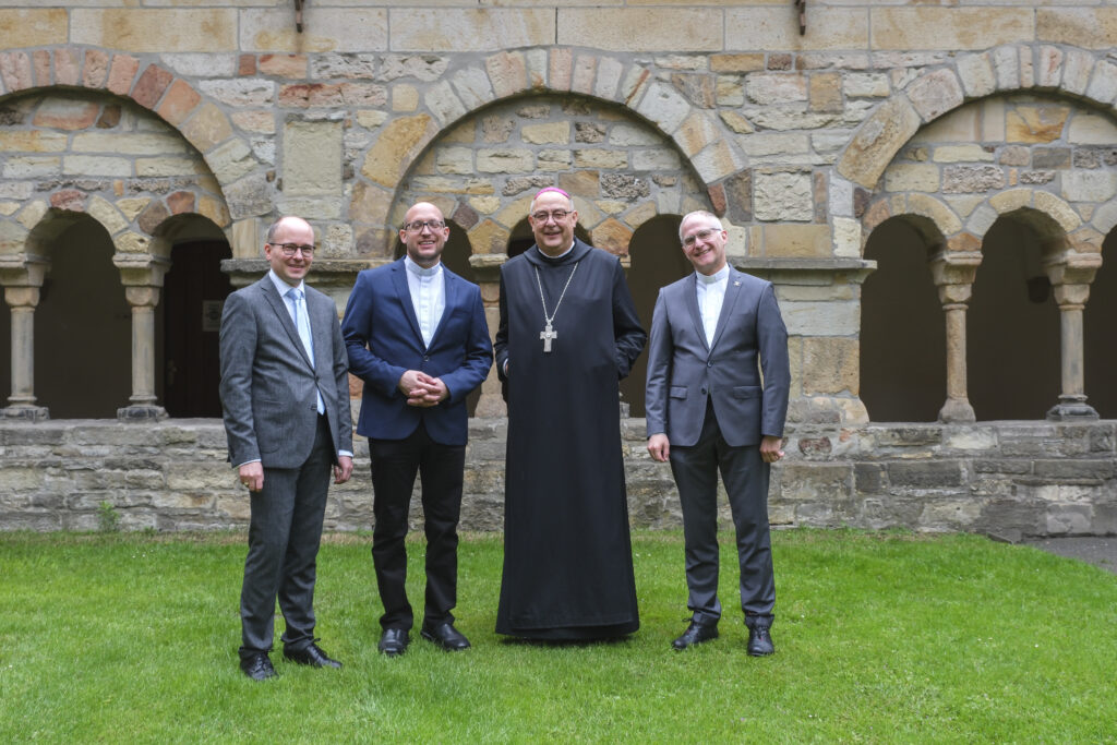 Gruppenbild nach der Weihe (von links) Domzeremoniar Martin Rohner, Neupriester Torsten Pastor, Bischof Dominicus Meier OSB und Regens Dirk Meyer.