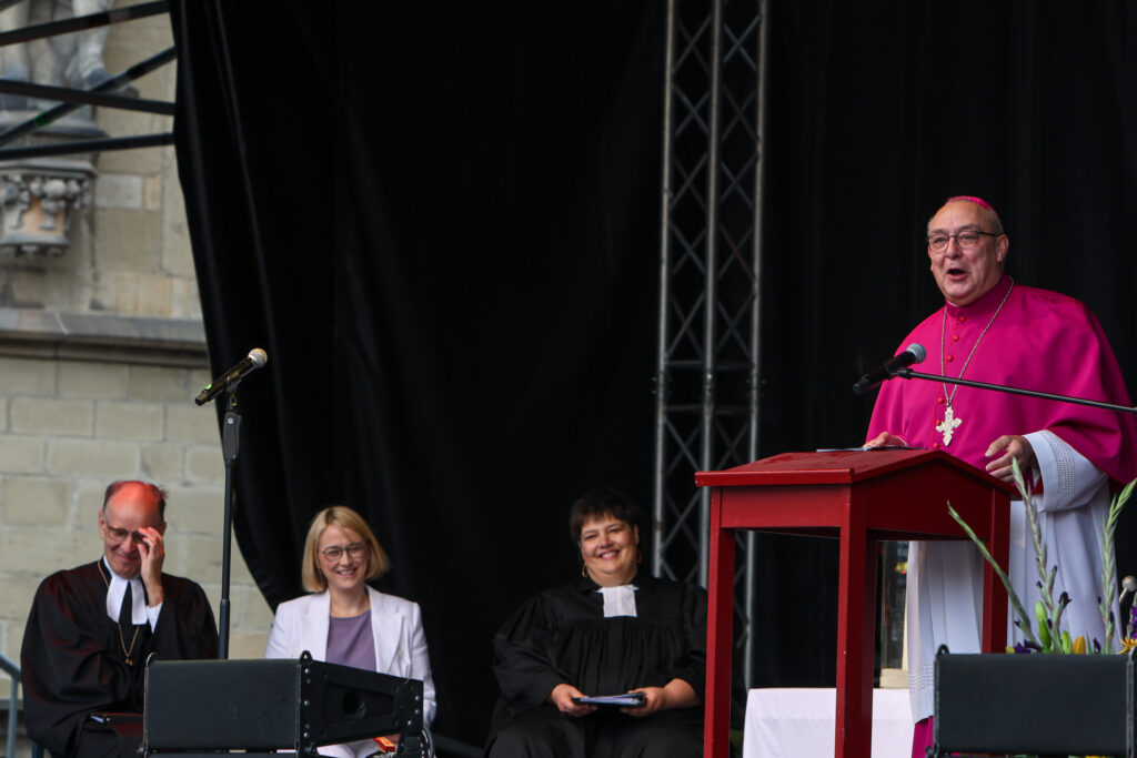 Heitere Stimmung: Bischof Dominicus eröffnete den Ökumenischen Gottesdienst