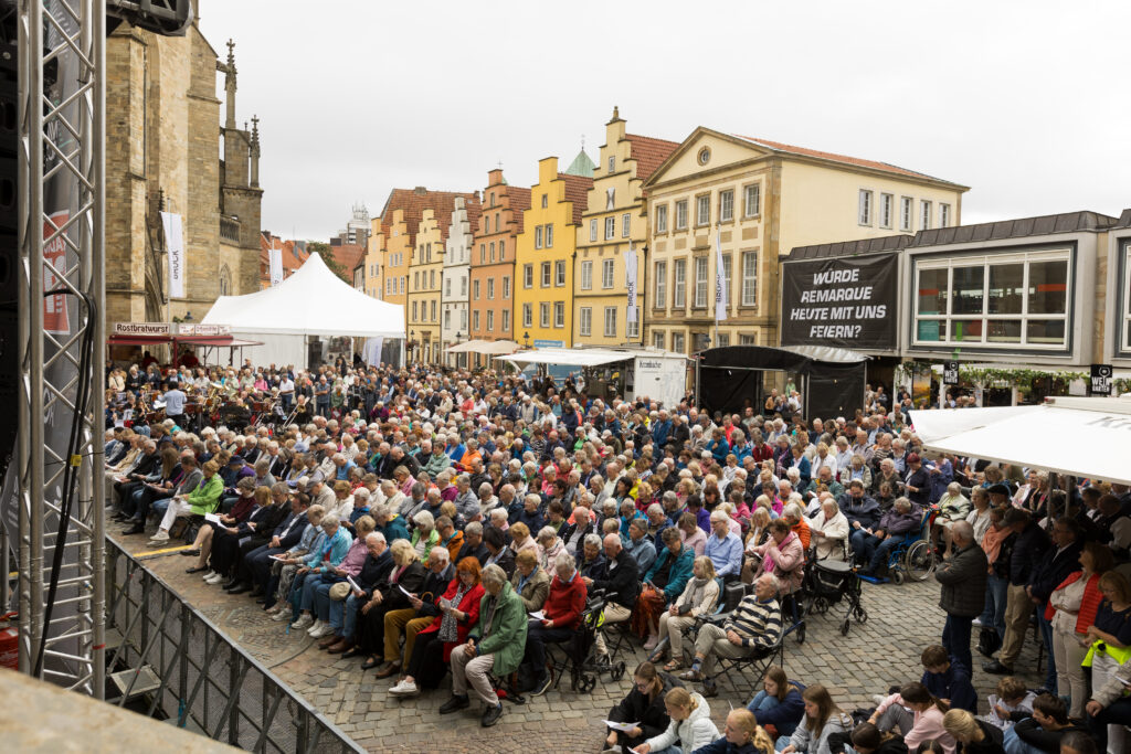Ein voller Marktplatz beim Ökumenischen Gottesdienst am Sonntag