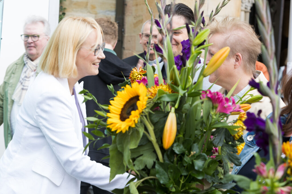 Während des Ökumenischen Gottesdienstes überreichte Oberbürgermeisterin Katharine Pötter Blumen unter anderem an Menschen, die in Alten-und Pflegeeinrichtungen arbeiten - sie sollten sie denen bringen, die an der Feier nicht teilnehmen konnten.