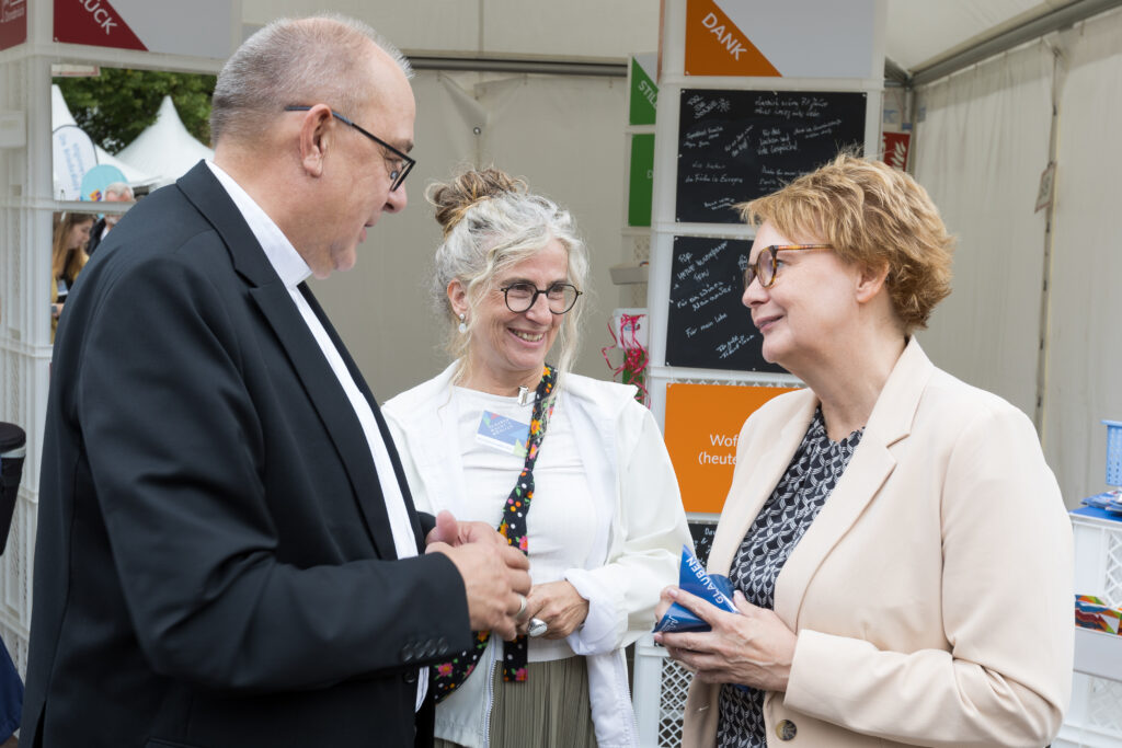 Niedersachsens Innenministerin Daniela Behrens (rechts) besuchte am Sonntag den Stand des Bistums - mit Bischof Dominicus (links) und Seelsorgeamtsleiterin Martina Kreidler-Kos.