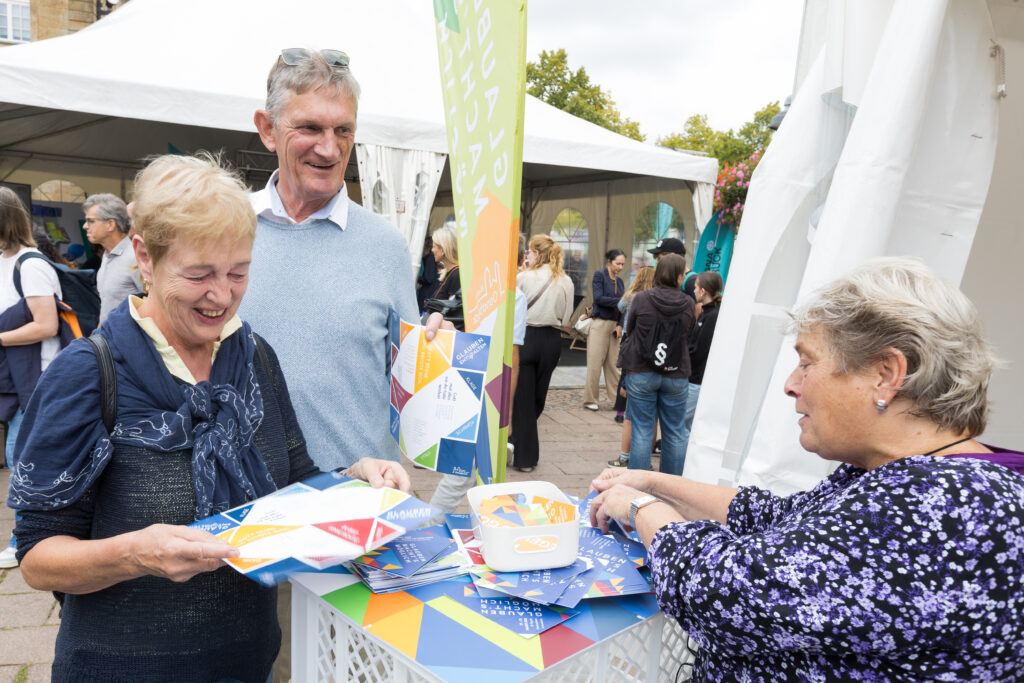 Szene vom Stand des Bistums am Tag der Niedersachsen - Paar faltet das Fingerspiel