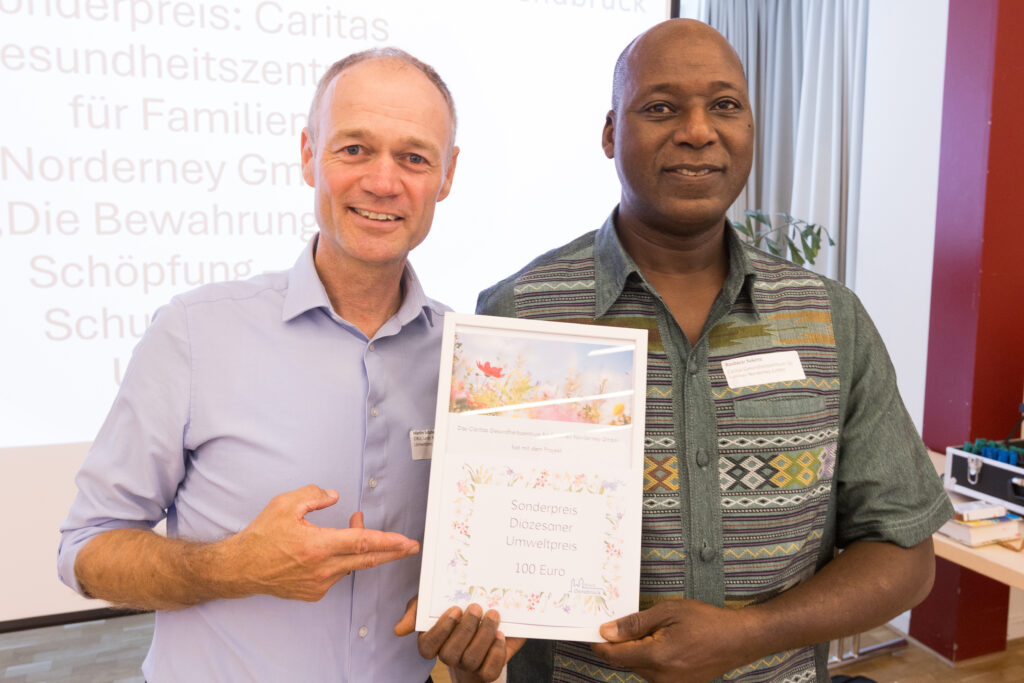 Ausgezeichnet mit dem Sonderpreis: Boubacar Sokona nahm für das Caritas-Gesundheitszentrum für Familien auf der Insel Norderney den Preis entgegen. Rechts Jurymitglied Martin Schulte