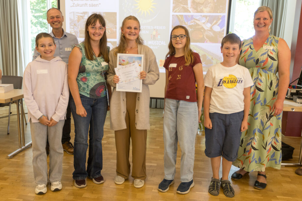 Mit einem dritten Preis ausgezeichnet wurden die Kinder und Jugendlichen der Pfarrgemeinde St. Marien in Quakenbrück für ihr Projekt "Zukunft säen". Rechts Gemeindereferentin Monika Robin, links Jurymitglied Martin Schulte.