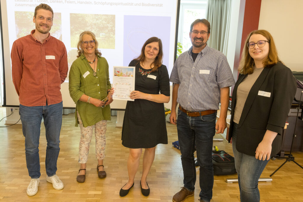 Ein dritter Preis ging an die katholische Bildungsstätte Haus Ohrbeck. Unter dem Motto „Laudato Si' – Loben, Danken, Feiern, Handeln. Schöpfungsspiritualität und Biodiversität zusammendenken“. Auf dem Bild das Team des Hauses mit Leiterin Franziska Birke-Bugiel (Mitte) und Jurymitglied Lisa Beerhues (zweite von links).
