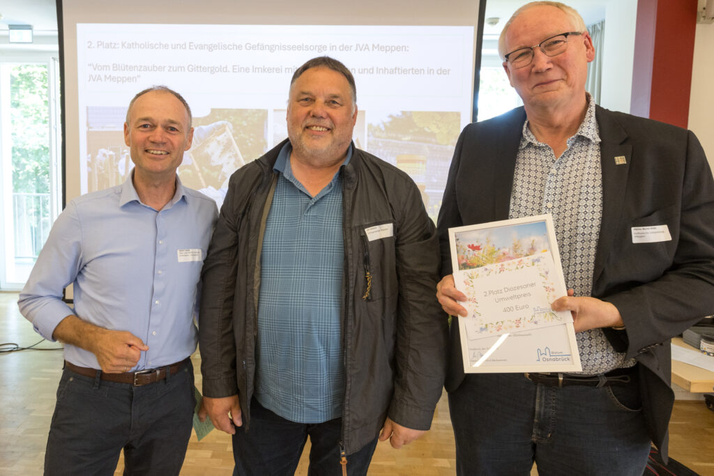 Den zweiten Platz machte das Projekt „Vom Blütenzauber zum Gittergold. Eine Imkerei mit Bediensteten und Inhaftierten in der JVA Meppen“. Im Bild von links Jurymitglied Martin Schulte und die Gefängnisseelsorger Ulli Schönrot und Heinz-Bernd Wolters.