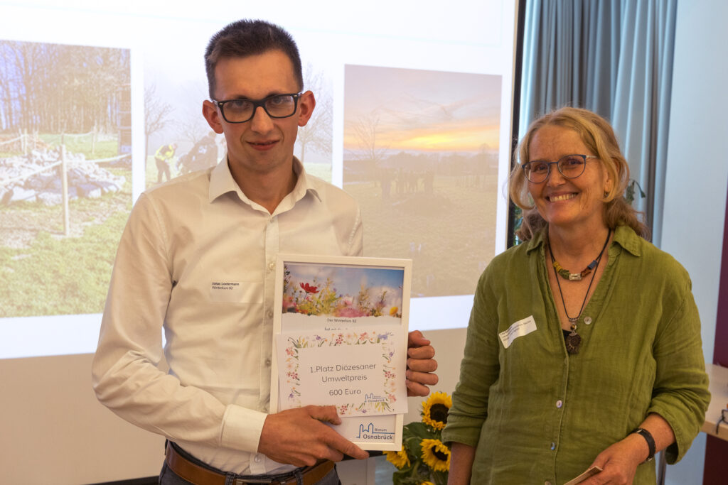 Den ersten Platz beim Umweltpreis machte der "WinterKurs 82". Jonas Loxtermann nahm diesen entgegen, rechts Jurymitglied Lisa Beerhues.