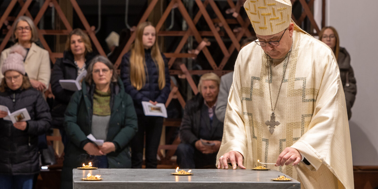 Bischof Dominicus zündet bei der Schälchen mit Weihrauch auf dem Altartisch an.