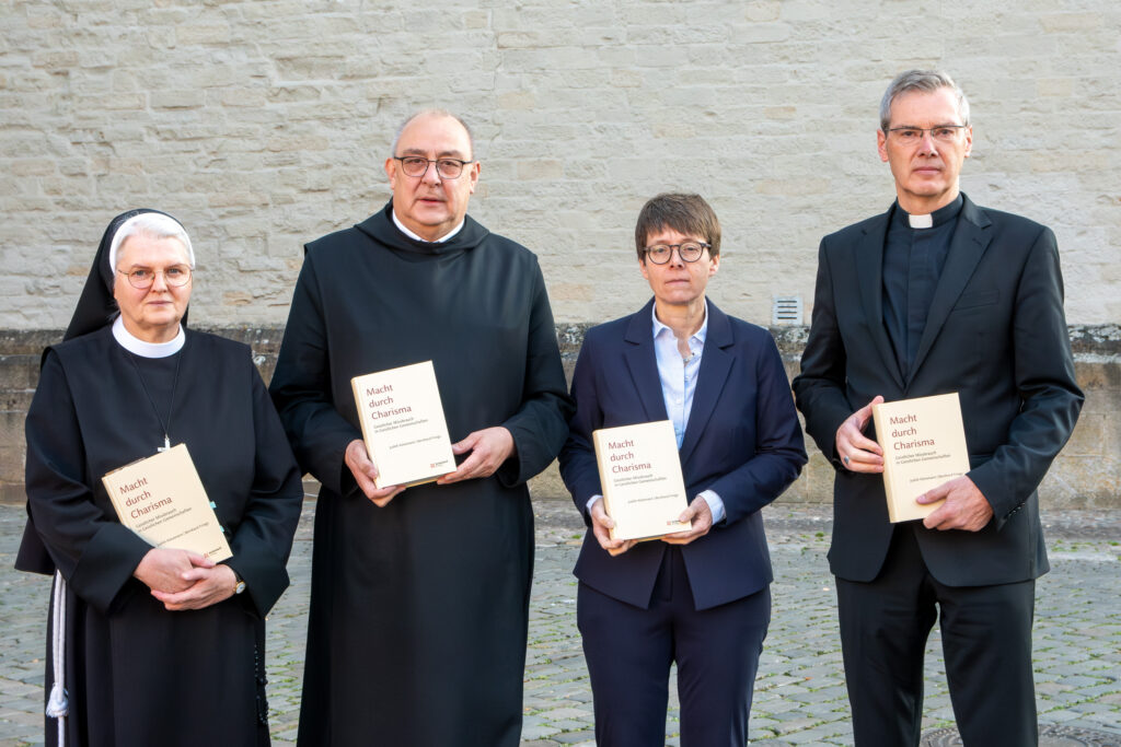 Äußern sich zur Studie "Macht durch Charisma" zum Geistlichen Missbrauch (von links) Sr. Maria Cordis Reiker (Thuiner Orden), Bischof Dominicus Meier (Bistum Osnabrück), Generalsekretärin Beate Gilles (Deutsche Bischofskonferenz), Bischof Heiner Wilmer (Bistum Münster).