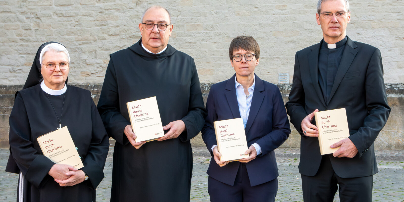 Äußern sich zur Studie "Macht durch Charisma" zum Geistlichen Missbrauch (von links) Sr. Maria Cordis Reiker (Thuiner Orden), Bischof Dominicus Meier (Bistum Osnabrück), Generalsekretärin Beate Gilles (Deutsche Bischofskonferenz), Bischof Heiner Wilmer (Bistum Münster).