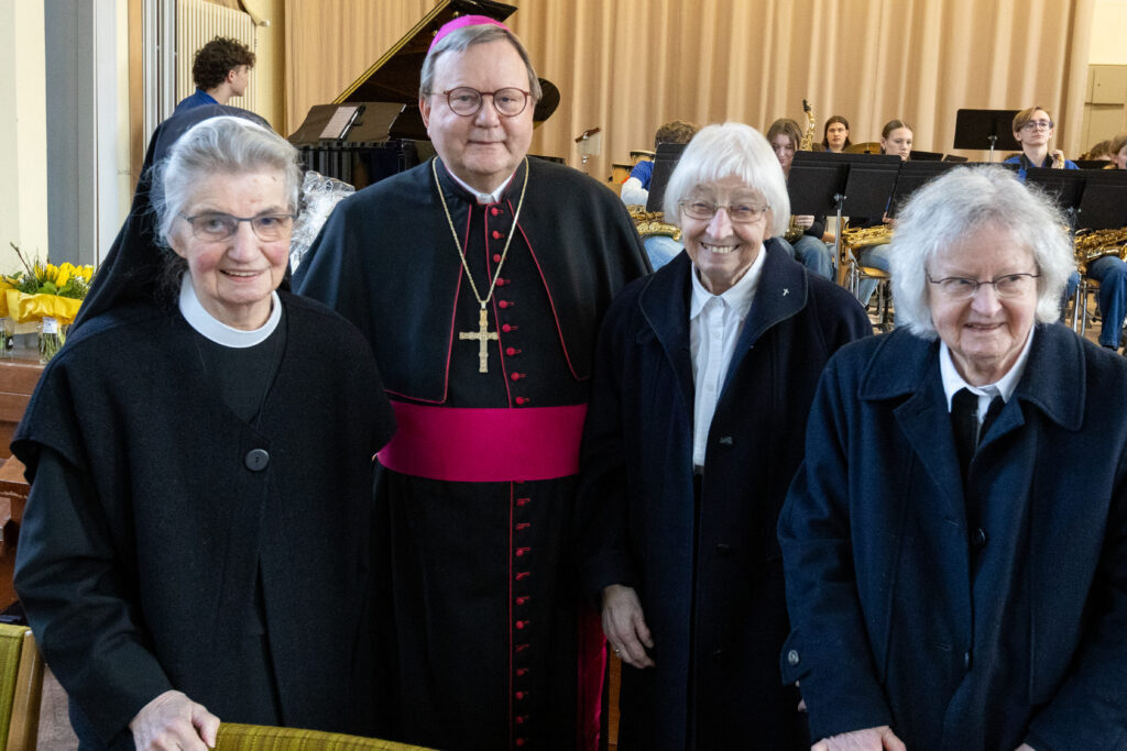 Bischof em. Franz-Josef Bode bei der Verabschiedung der Schwestern Ulrika, Uta und Ignatia (von links) aus dem Kloster St. Angela in Osnabrück.