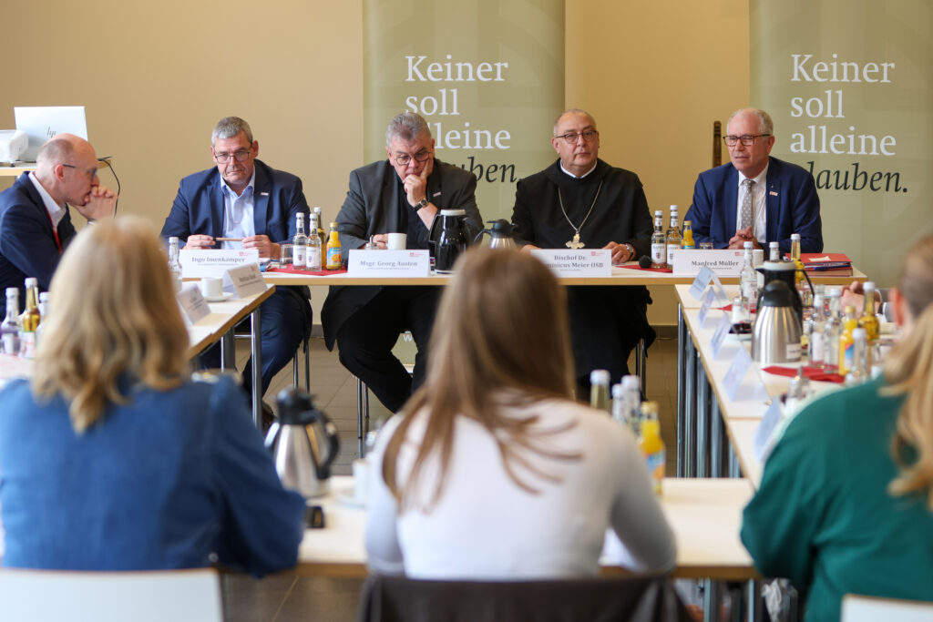 Das Podium bei der Pressekonferenz (von links): Bonifatiuswerk-Geschäftsführer Ingo Imenkämper, Bonifatiuswerk-Generalsekretär Msgr. Georg Austen , Bischof Dominicus Meier OSB, Bonifatiuswerk-Präsident Manfred Müller