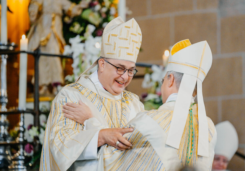 Ihren gegenseitigen Dank drückten Weihbischof Dr. Dominicus Meier OSB und Erzbischof Dr. Udo Markus Bentz auch mit sichtbarer Herzlichkeit aus.