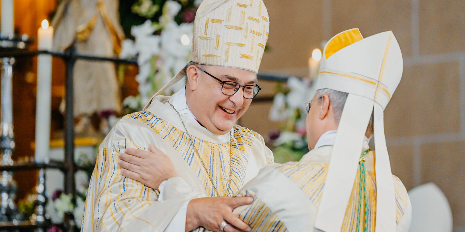 Ihren gegenseitigen Dank drückten Weihbischof Dr. Dominicus Meier OSB und Erzbischof Dr. Udo Markus Bentz auch mit sichtbarer Herzlichkeit aus.