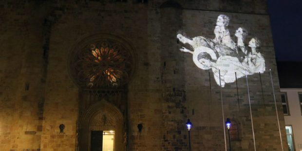 Engel schauen als Lichtprojektion von der Fassade des Osnabrücker Doms