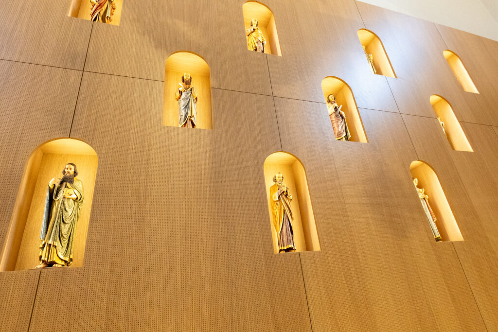 Hingucker: die Apostelstatuen in der Werktagskapelle von St. Augustinus in Nordhorn.