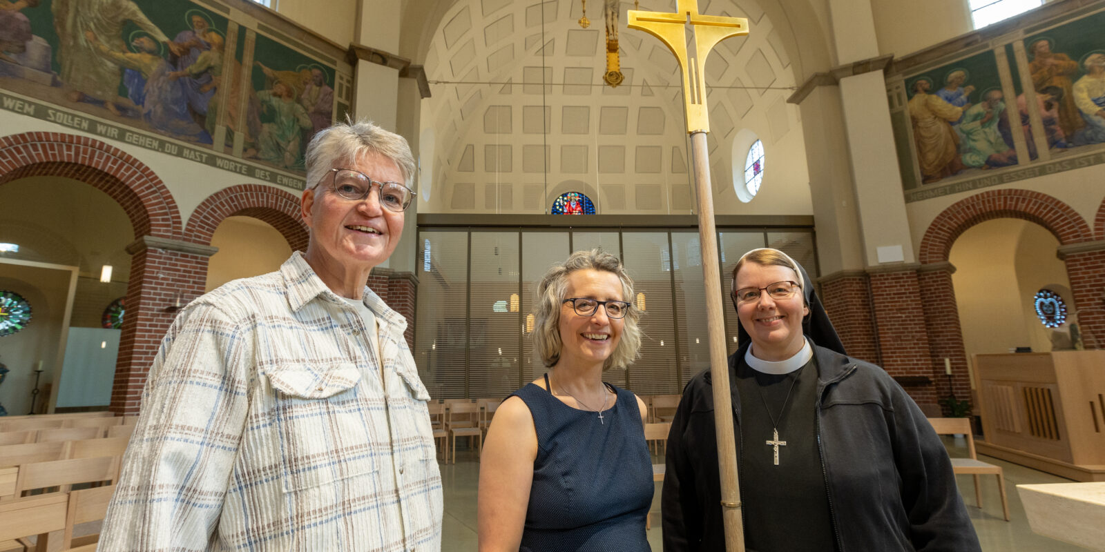 "Die Menschen sollen eine gute Zeit hier in der Kirche verbringen", finden die drei Kirchenführerinnen aus Nordhorn (von links) Michaela Suer, Susanne Rademacher uns Schwester Johanna Lücken