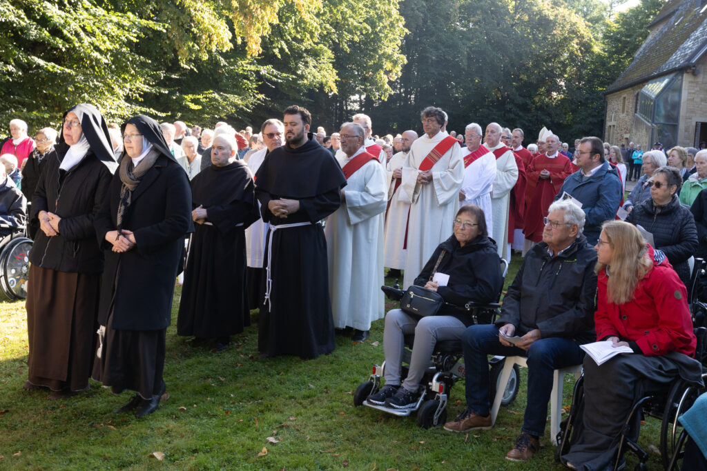 Einzug beim Gottesdienst der Krankenwallfahrt auf Kloster Lage