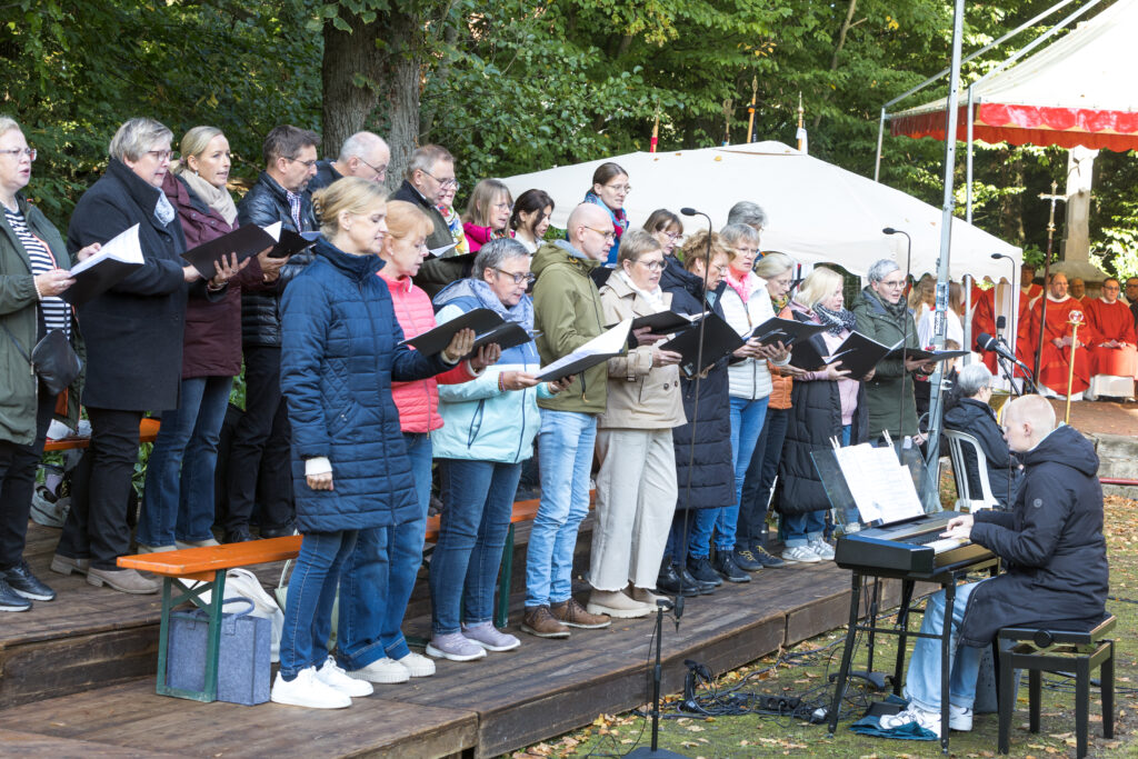 Der Chor Con Brio aus Alfhausen beim Gottesdienst auf Kloster Lage