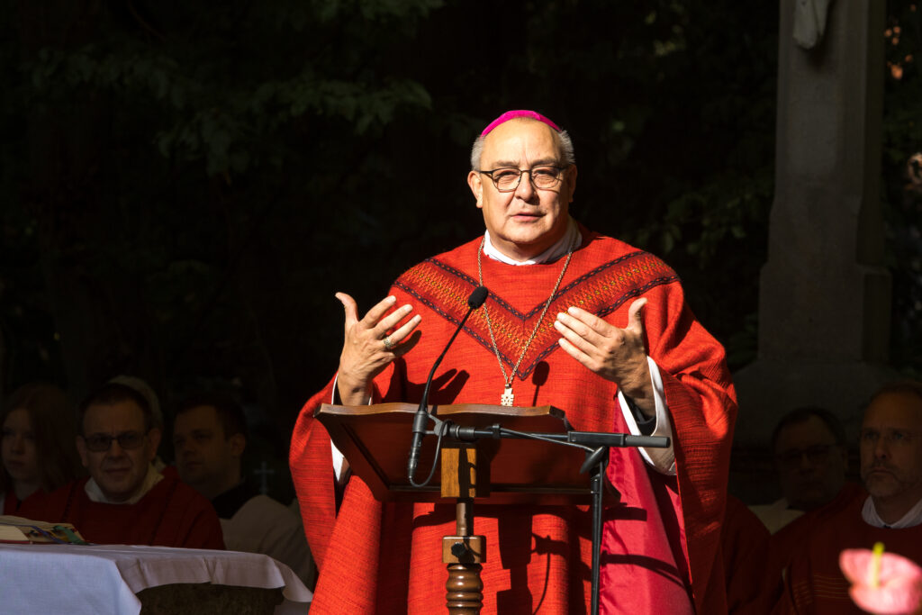 Bischof Dominicus bei der Predigt im Gottesdienst auf Kloster Lage